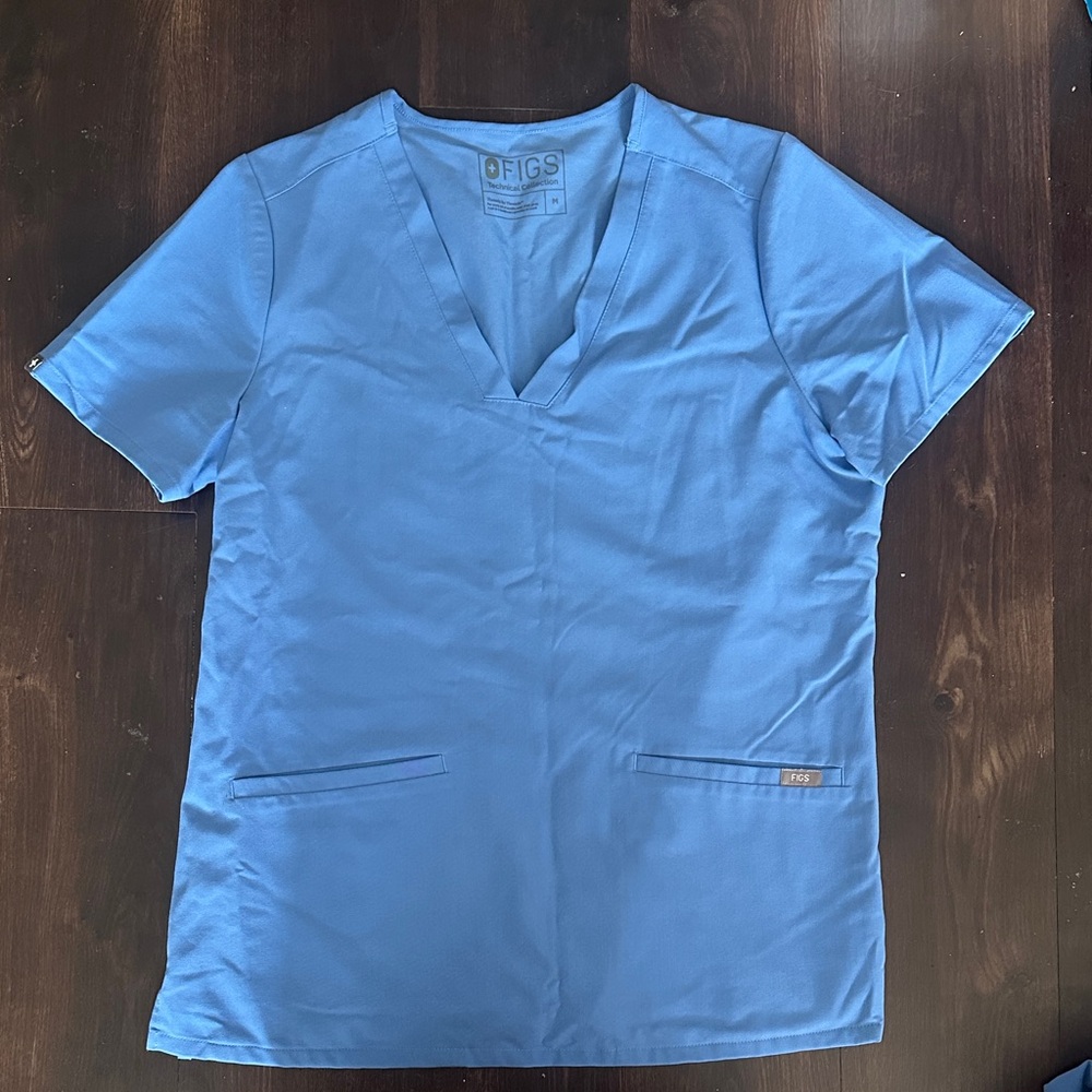 Figs Women's Casma Three-Pocket Scrub Top in Ceil Blue